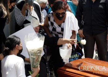 Familiares y amigos dan el último adiós a Santiago, a quien le cayó un árbol