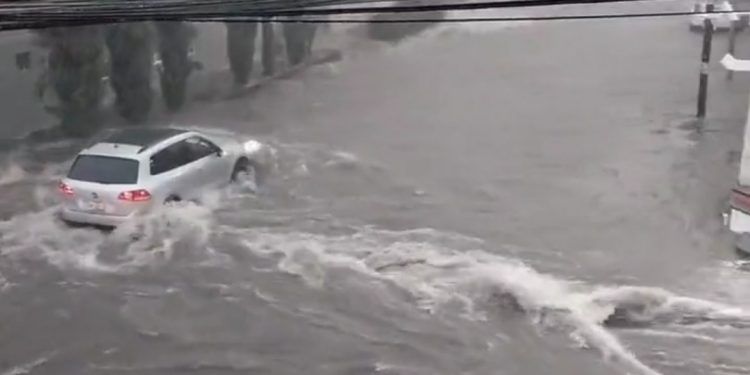 Lluvias dejan calles inundadas y provocan accidentes viales en Puebla