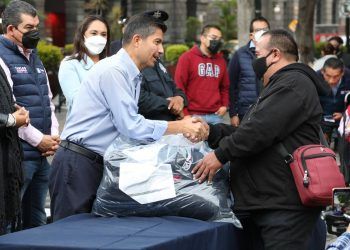 Entrega Ayuntamiento de Puebla más de mil uniformes a trabajadores sindicalizados