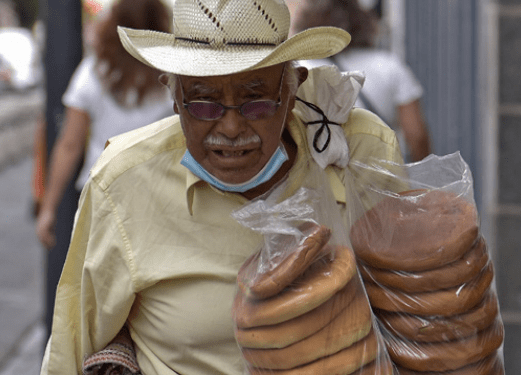 Ayuda DIF capitalino a 300 adultos de 60 y más