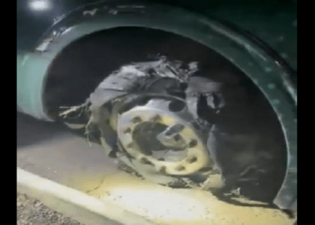 Balean camión de los Leones de Yucatán en la autopista Puebla- México