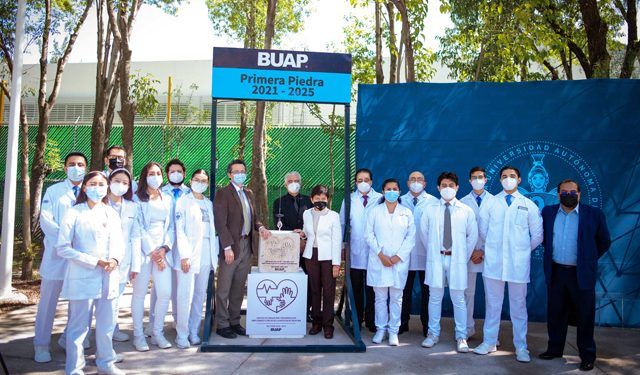 Coloca rectora de la BUAP primera piedra del Centro de Simulación y Desarrollo de Habilidades Clínicas