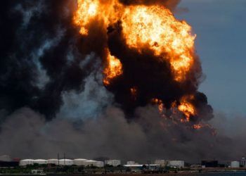 Envía México dos buques para ayudar a extinguir incendio de combustible en Cuba