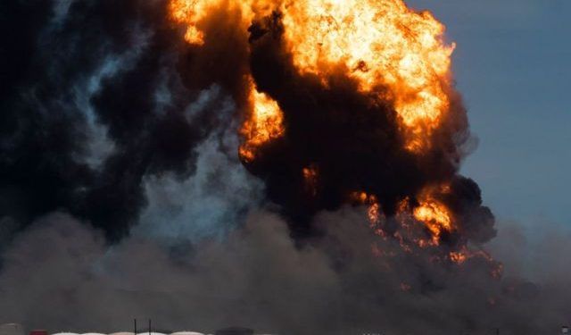 Envía México dos buques para ayudar a extinguir incendio de combustible en Cuba