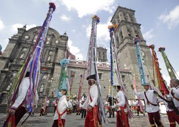 Con desfile conmemoran en Puebla el Día Internacional de los Pueblos Indígenas
