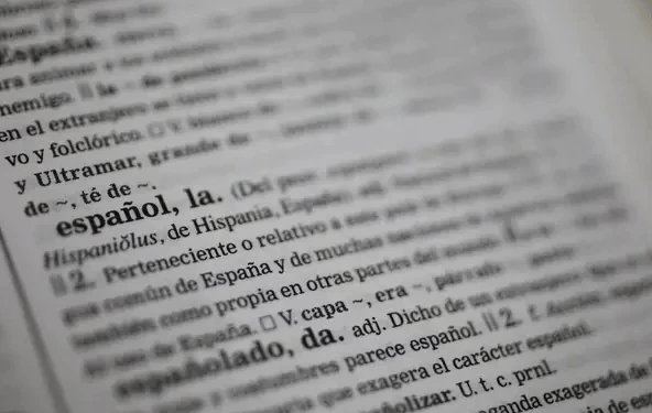 Si quieres ser discreto, observa bien estos seis preceptos: qué es lo que dices, dónde, de qué, a quién, cómo y cuándo