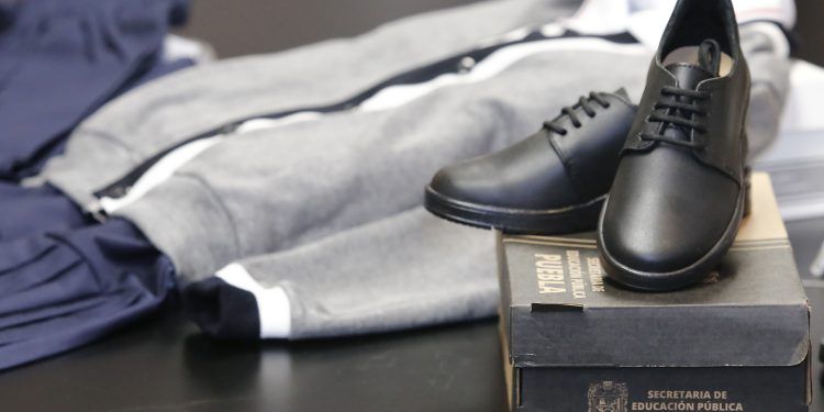 Uniformes y zapatos escolares se entregarán puntualmente en Puebla