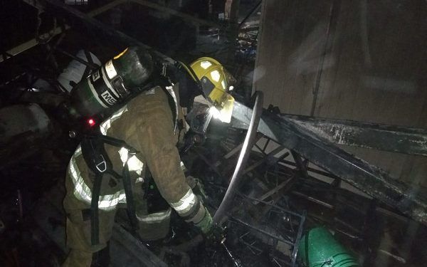 Incendio consume seis locales del Mercado Zapata en Puebla