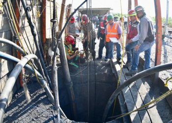 Suman 48 horas de derrumbe en mina de Coahuila; permanecen atrapados 10 mineros
