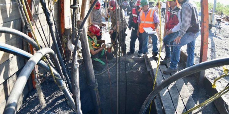 Suman 48 horas de derrumbe en mina de Coahuila; permanecen atrapados 10 mineros