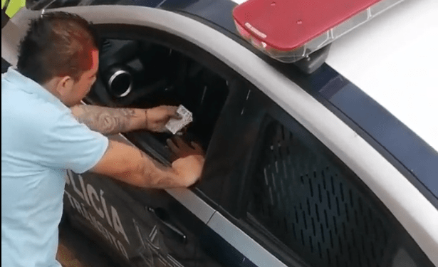 En plena «mordida» captan a elementos de Tránsito en el centro de Puebla