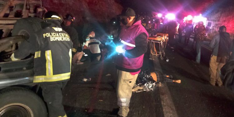 Mueren seis indocumentados tras volcar camioneta en la carretera El Seco-Azumbilla