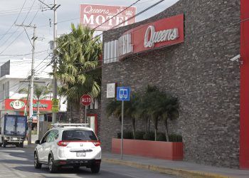 Mueren novios intoxicados por humo de su vehículo en motel en Puebla