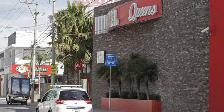 Mueren novios intoxicados por humo de su vehículo en motel en Puebla