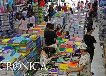 Padres de familia hacen compras de última hora ante regreso a clases en México