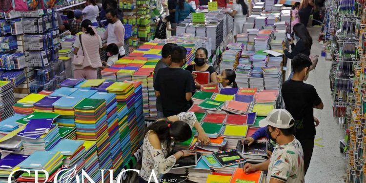 Padres de familia hacen compras de última hora ante regreso a clases en México