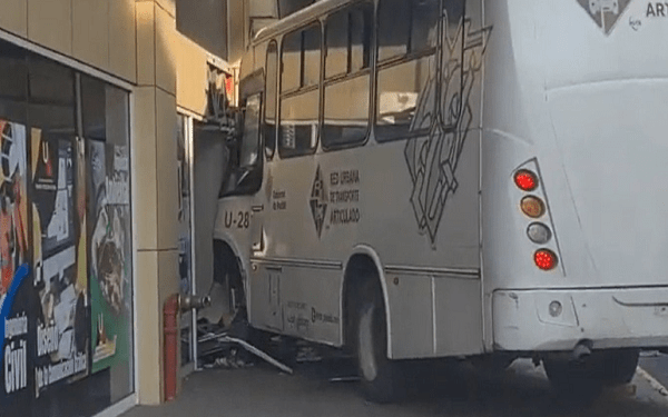 Unidad de RUTA Puebla colisiona y se impacta contra fachada de una universidad