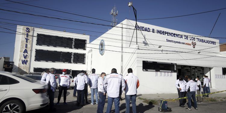 Acusan mano negra tras obreros de VW