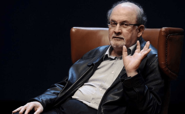 Salman Rushdie está conectado a respirador artificial y podría perder un ojo