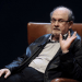 Salman Rushdie está conectado a respirador artificial y podría perder un ojo