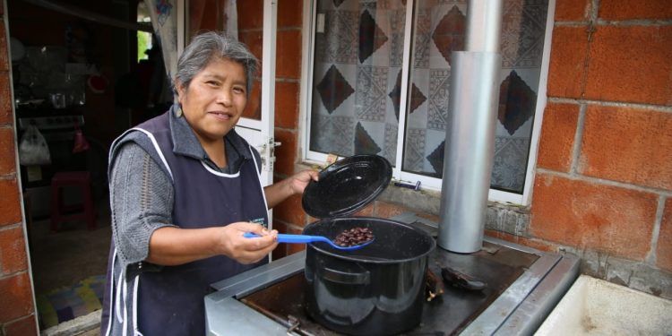 Entrega Secretaría de Bienestar apoyos a población vulnerable en Teziutlán