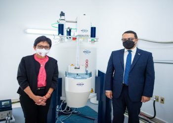 Inaugura Lilia Cedillo Laboratorio de Resonancia Magnética Nuclear, en la BUAP