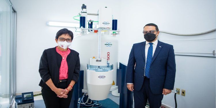 Inaugura Lilia Cedillo Laboratorio de Resonancia Magnética Nuclear, en la BUAP