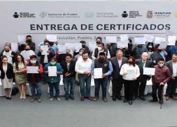 Entrega IEEA certificados a graduados de primaria y secundaria en Teziutlán
