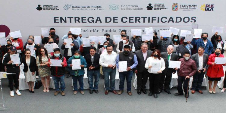 Entrega IEEA certificados a graduados de primaria y secundaria en Teziutlán