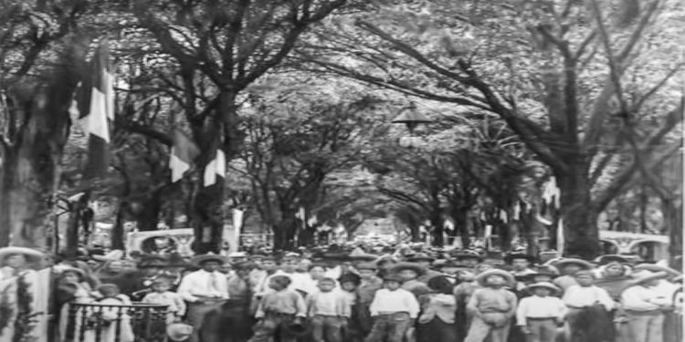 IN MEMORIAM / FIESTAS PATRIAS EN EL ZÓCALO DE LA ANGELÓPOLIS