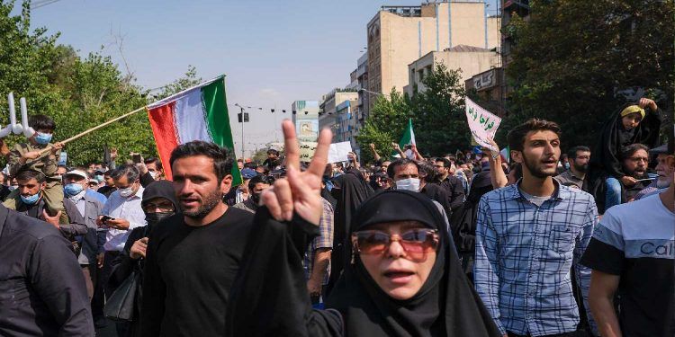 Miles de personas se manifiestan en Irán para defender uso del velo