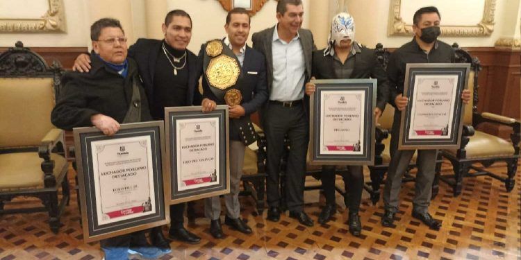 Ayuntamiento de Puebla reconoce a luchadores poblanos por su trayectoria
