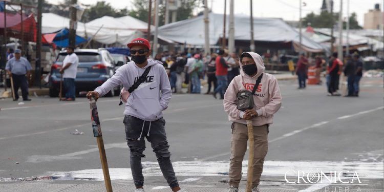 Locatarios del mercado Hidalgo impiden operativo vs venta de pirotecnia; agreden a policías