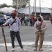 Locatarios del mercado Hidalgo impiden operativo vs venta de pirotecnia; agreden a policías