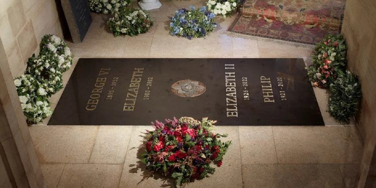 Palacio de Buckingham revela lápida de la reina Isabel II