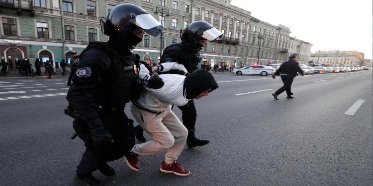 Más de 400 detenidos en nuevas protestas contra movilización decretada por Putin