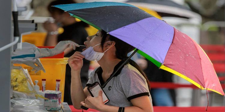 Aprueba China la primera vacuna inhalable vs COVID-19