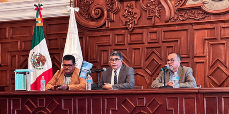 Presentan en la BUAP el libro La máquina genética