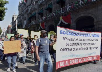 Se manifiestan voceadores y piden se detenga retiro de casetas del centro de Puebla