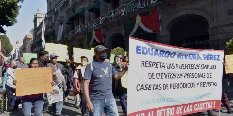 Se manifiestan voceadores y piden se detenga retiro de casetas del centro de Puebla