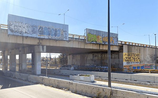 Intenta mujer quitarse la vida arrojándose de un puente en el Periférico de Puebla