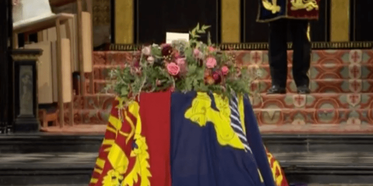 Concluye funeral de la reina Isabel II; descienden sus restos a la bóveda real