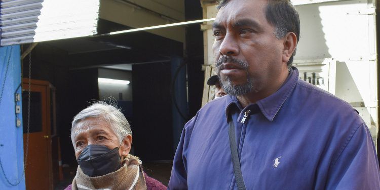 Dan 15 días a cinco voceadores para retirar sus casetas del centro de Puebla