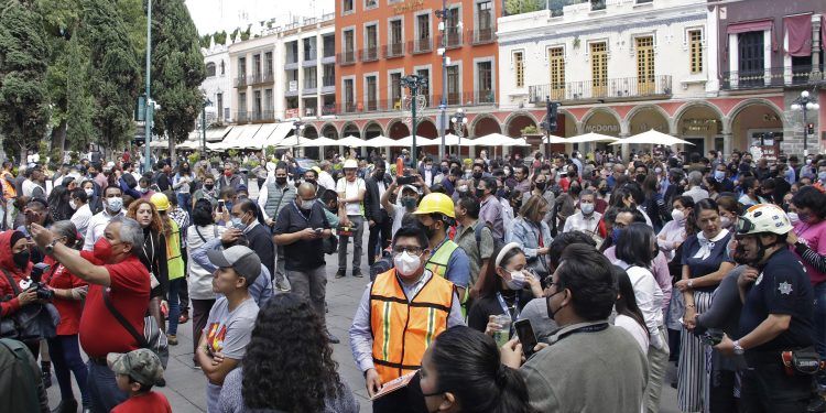 Participan poblanos en el simulacro nacional de sismo 2022