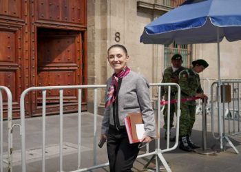 VERIFICACIÓN Al concluir su rueda de prensa de ayer, el mandatario estatal Miguel Barbo¬sa anunció que la verificación vehi¬cular en Puebla iniciará el próximo lunes 24 de octubre, y aunque no brindó detalles, se sabe que en el arranque funcionarán sólo 16 de los 34 centros de revisión que está previs¬to se instalen en la entidad. Aplazado por la pandemia, este procedi¬miento será obligatorio para todos los pro¬pietarios de vehículos e incluirá también al transporte público, además que será regulado con nuevas disposiciones en las que se inclu¬ye la habilitación de policías ambientales que vigilarán el cumplimiento de la verificación. … APOYOS No fueron a mi favor los encuentros masivos celebrados el fin de semana en diversos municipios de Puebla, sino para brindar apo¬yo a la candidatura por la presidencia del país de la jefa de Gobierno de Ciudad de Mé¬xico, Claudia Sheinbaum, aclaró ayer en su conferencia de prensa el gobernador Miguel Barbosa. Al cuestionarle si se adhiere a las mani¬festaciones de los morenistas poblanos, pre¬cisó que en lo personal no se expresará a fa¬vor de ninguno de los contendientes –quie¬nes, dijo, no son corcholatas, sino grandes políticos– refiriéndose también al canciller Marcelo Ebrard y al titular de Gobernación federal, Adán Augusto López. … LISTA Tras la publicación durante el fin de sema¬na de la convocatoria para la renovación de la dirigencia del Consejo Coordinador Em¬presarial, la exlideresa de la Cámara de la industria restaurantera (Canirac) en Pue¬bla, Olga Méndez, se perfila como una de las más fuertes contendientes como candida¬ta de unidad. La empresaria difundió ayer en redes so¬ciales estar “muy contenta” por ser la pri¬mera mujer en levantar la mano para dis¬putar el cargo máximo del organismo em¬presarial, que aglutina a casi 24 mil empre¬sas, y dijo que “ha llegado el tiempo” de con¬tender, por lo que prepara ya su expediente de inscripción. … SALUD Para mantener el ritmo de vacunación con¬tra la COVID-19 en Puebla, se anunció que desde hoy y hasta el jueves habrá jornada con dosis para menores de edad en ocho municipios, mientras que los casos de con¬tagio acumulados el fin de semana fue¬ron 34 y al momento hay cinco personas hospitalizadas. El secretario estatal de Salud, José An¬tonio Martínez García, reveló por otra par¬te que los casos de viruela símica aumenta¬ron en Puebla a 20 y adelantó que se inten¬sificará la campaña para atender de mane¬ra especial durante octubre todas las patolo¬gías de la salud en las mujeres poblanas, co¬mo el cáncer de mama.
