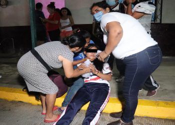 Padres de alumnos intoxicados de secundaria en Chiapas piden destitución del director