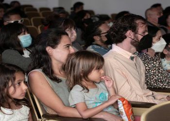Proyectan cine para quienes no ven ni pueden escuchar