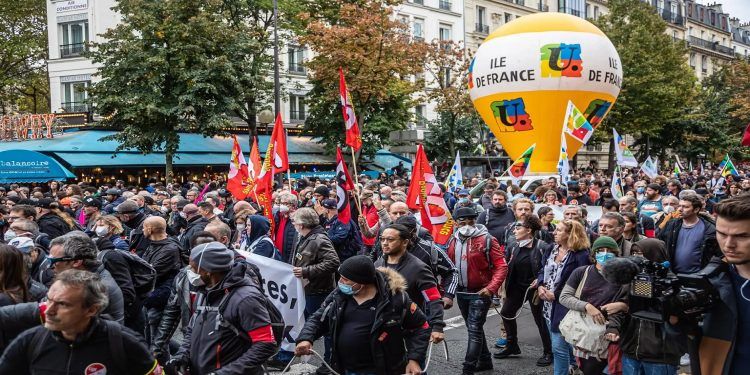 Miles protestan en Francia; exigen aumentos salariales a la par de la inflación