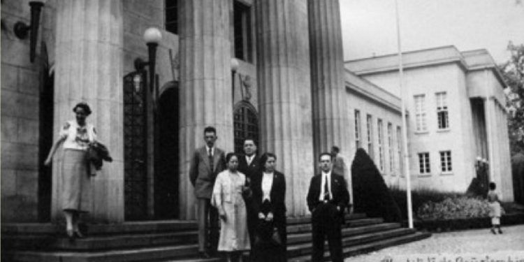 IN MEMORIAM / LA PRIMERA TITULADA