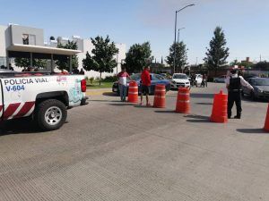 Un fuerte incendio se registra en una fábrica en Valle de la Misericordia, en el municipio de Tlaquepaque. La columna se observa desde varias zonas de la metrópoli; se desconoce si hay heridos por el incidente. El incendio es dentro de una fábrica de químicos, entre las calles San Ramón y San Francisco. "Personal atiende incendio en una bodega en la calle San Ramón y San Francisco en Valle de la Misericordia. Evite la zona", recomienda la Dirección de Protección Civil de Tlaquepaque. A través de sus redes sociales, la Policía Vial informa que se realizan cortes a la circulación en San Francisco y San Ramón, colonia Valle de la Misericordia, debido al siniestro. Asimismo, servicios de emergencia se trasladaron a la zona donde se realizan labores para controlar el incendio. (Con información de informador.mx)